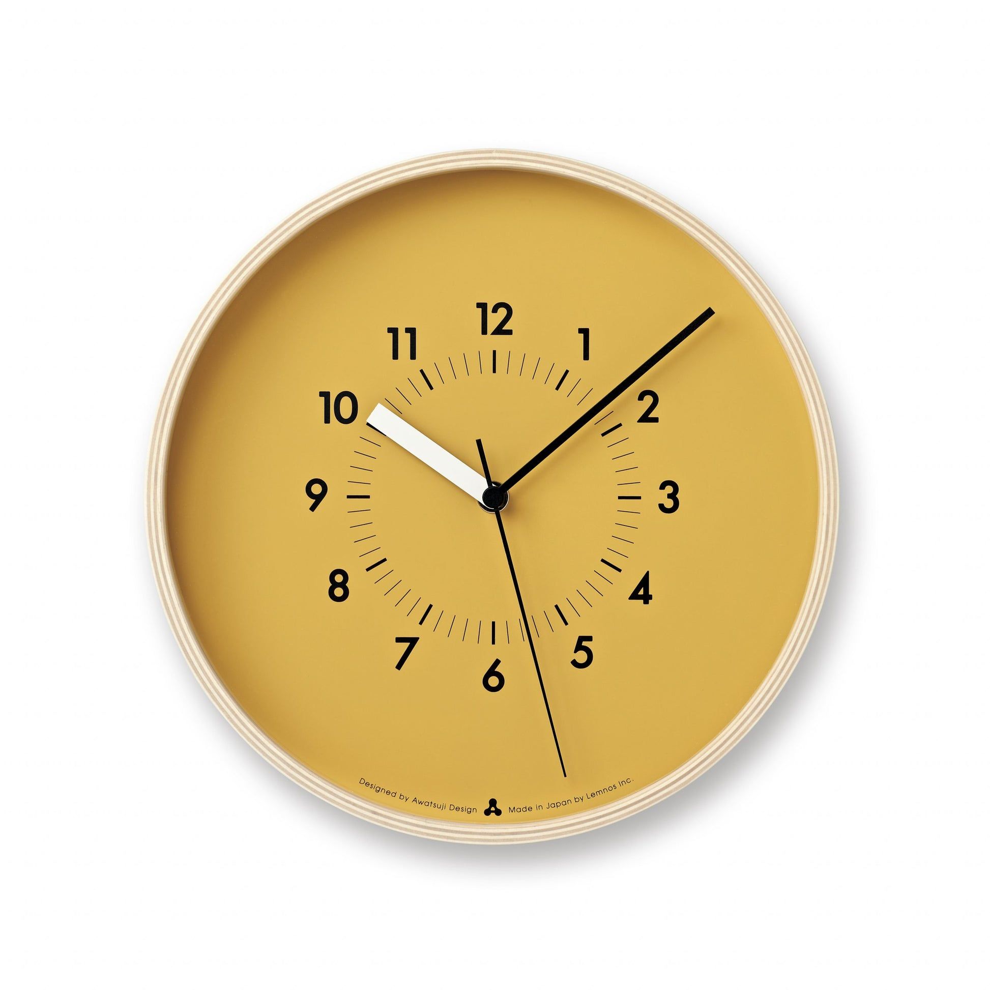 Runde Wanduhr mit orange-gelbem Zifferblatt, weißen Rand, schwarzen Zeigern und Ziffern