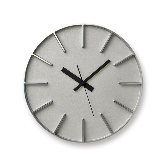 Runde Wanduhr mit silbernem Zifferblatt, schwarzen Zeigern und schmalen Stabindexen