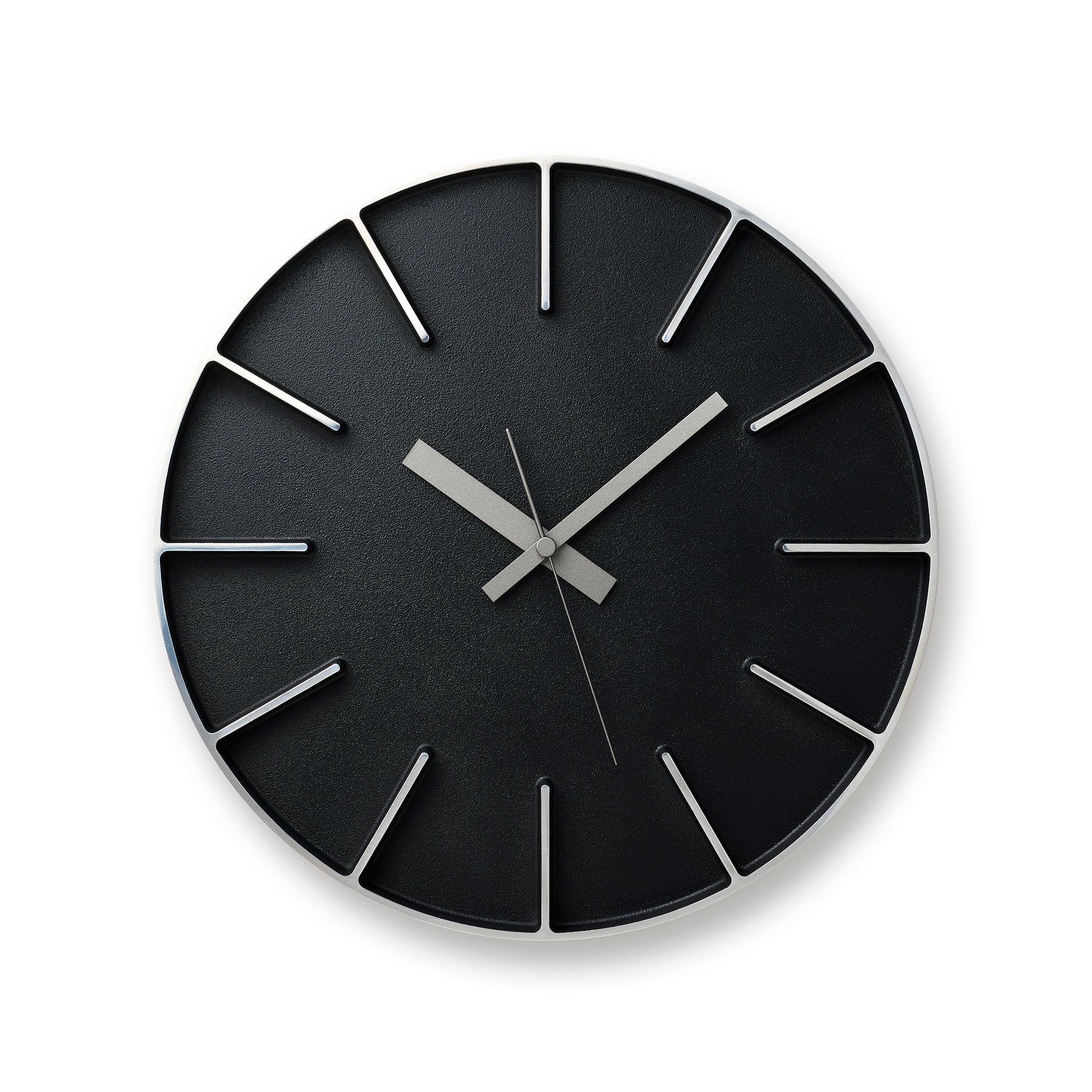Schwarze runde Wanduhr mit silbernen Zeigern und schmalen Indexstrichen