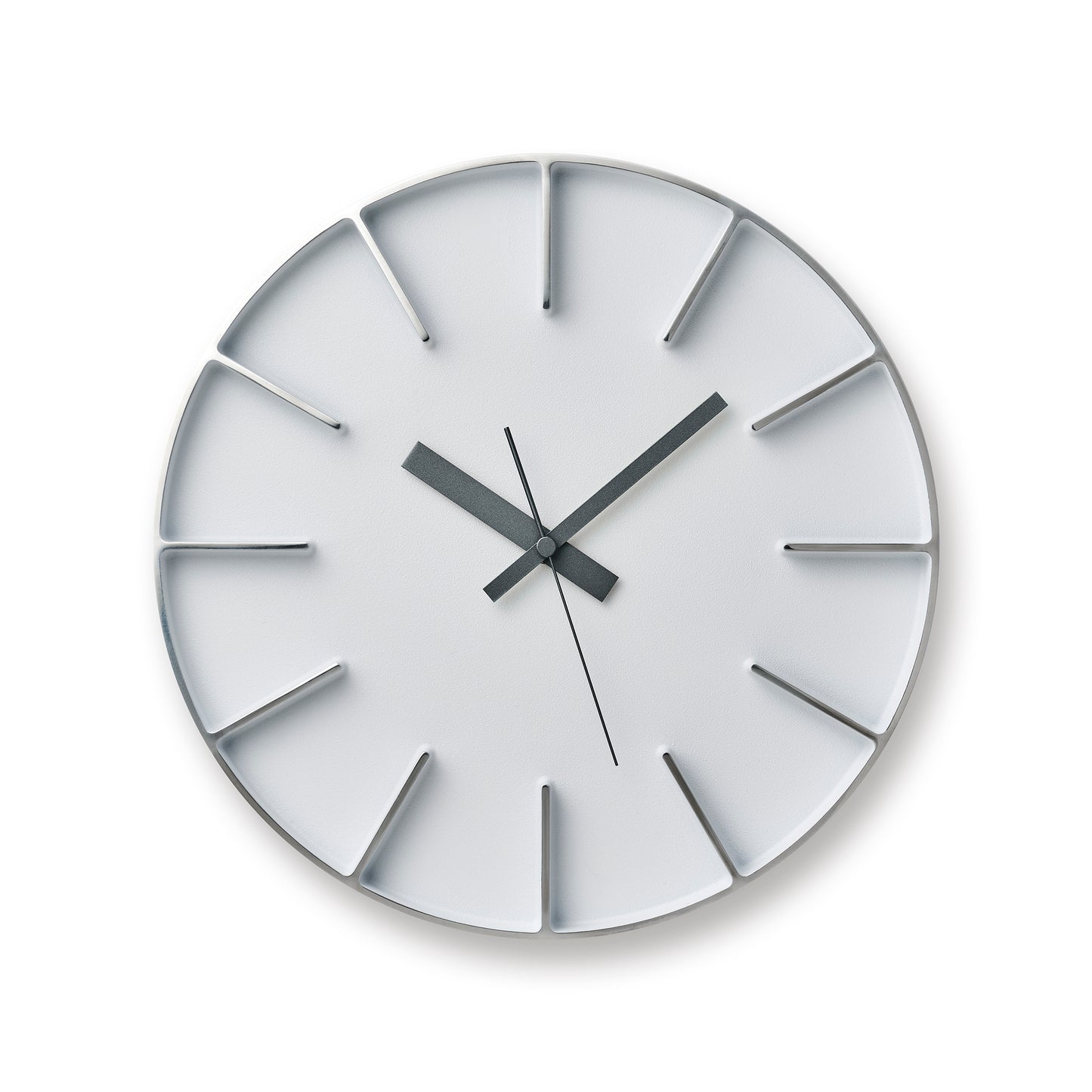 Lemnos Wanduhr mit weißem Zifferblatt, schwarzen Indexen und Zeigern