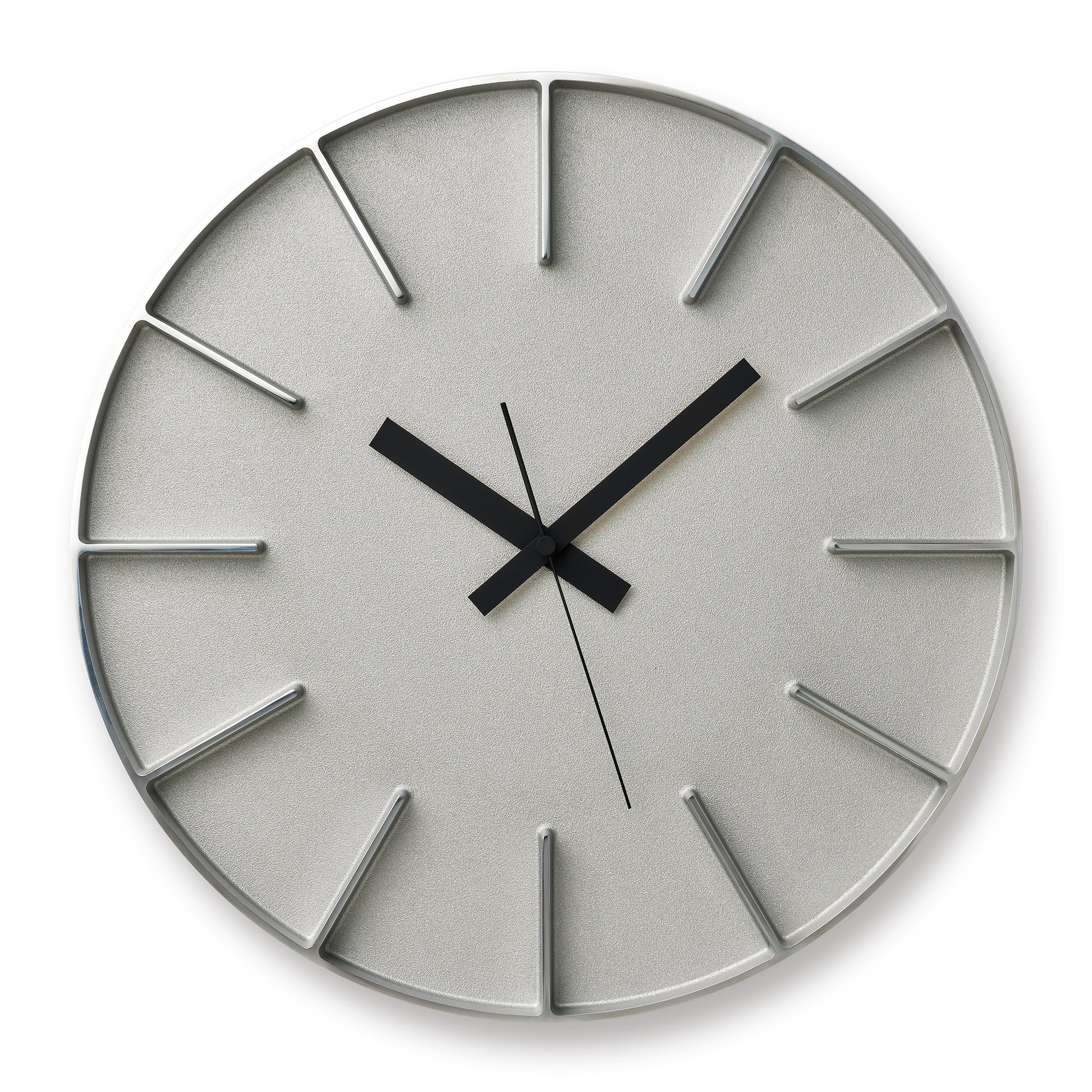 Lemnos Edge Wanduhr mit silbernem runden Zifferblatt und schwarzen Zeigern, Stabindizes