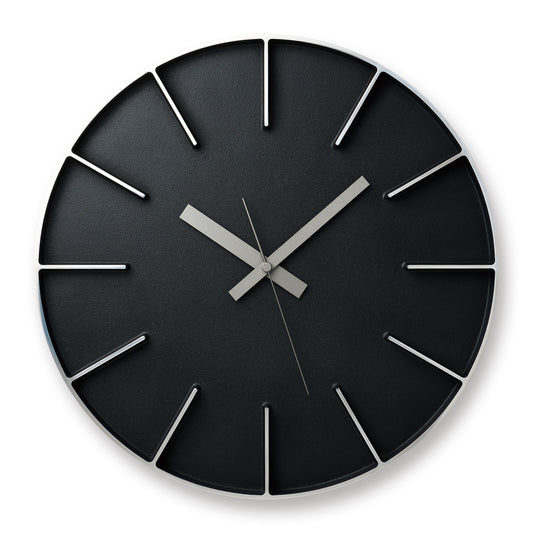 Schwarze runde Wanduhr mit silbernen Strichindexen und Zeigern, Aluminiumrahmen