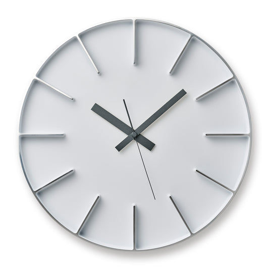 Runde Wanduhr mit weißem Zifferblatt und schwarzen Zeigern, silberner Rahmen