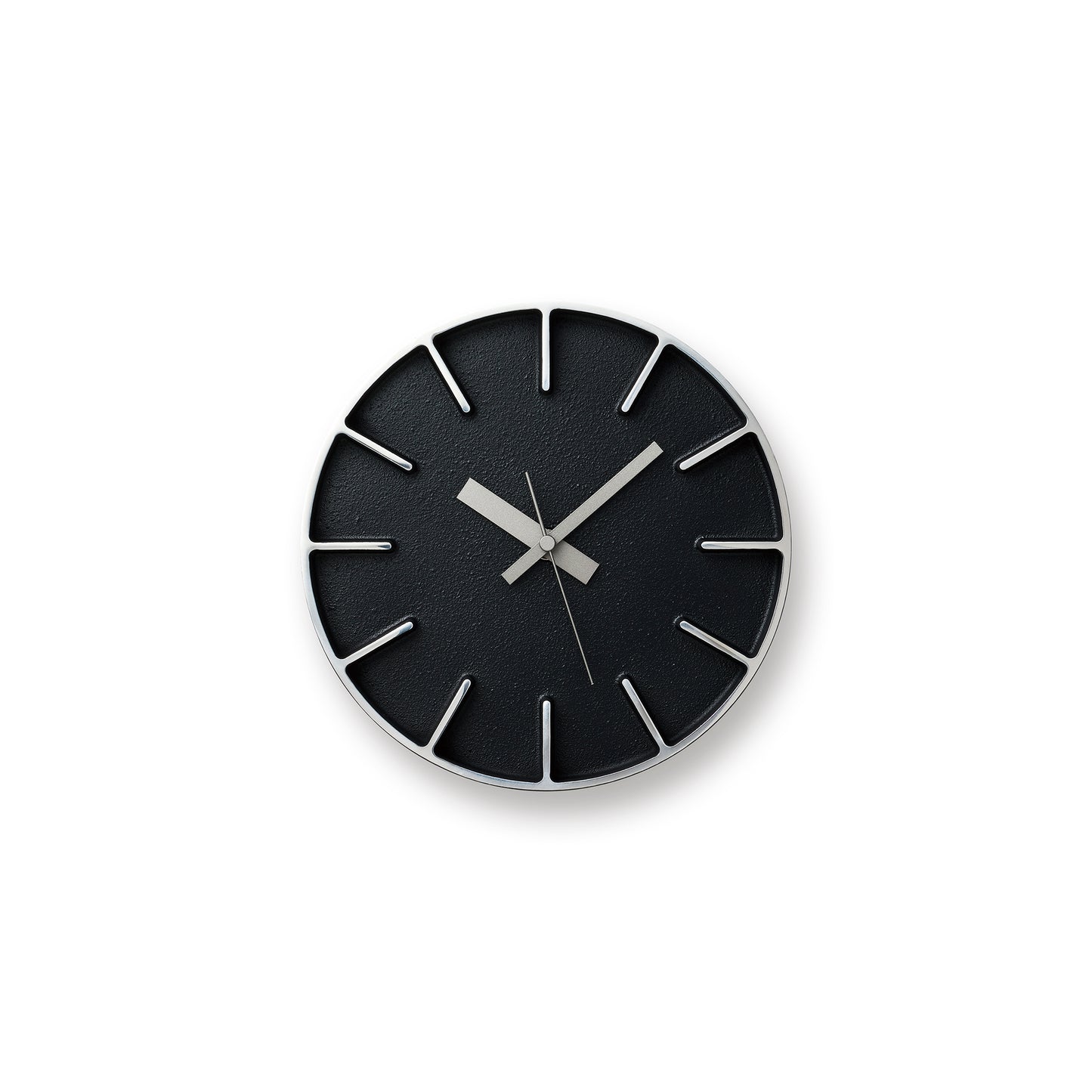 Schwarze runde Wanduhr mit weißen Stundenmarkern und silbernen Zeigern