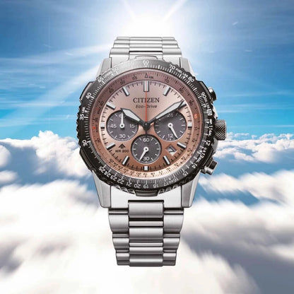 Herrenarmbanduhr mit silberfarbenem Edelstahlarmband und braunem Chronograph-Zifferblatt.