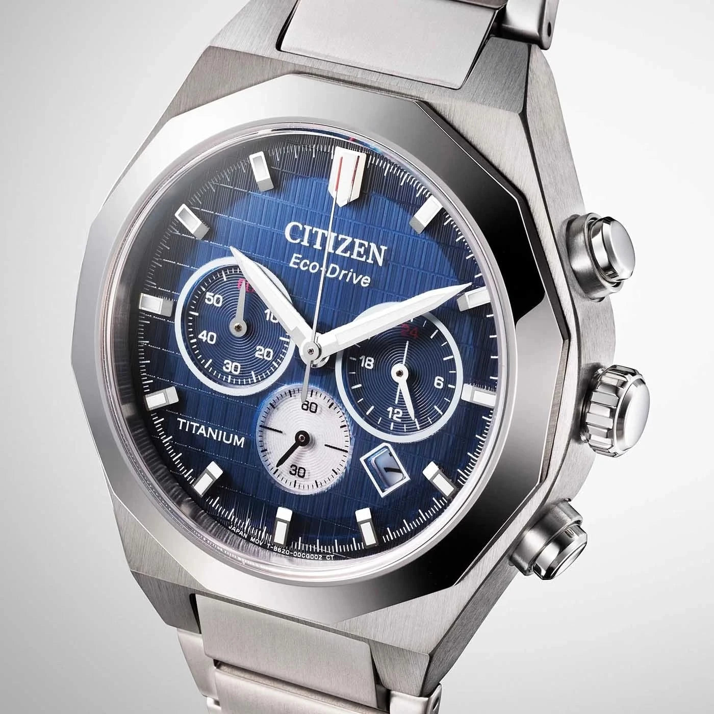 Herrenuhr mit blauem Zifferblatt, Chronographen-Anzeigen und silbernem Titan-Gehäuse.