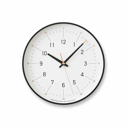 Weiße Wanduhr mit schwarzem Rand, arabischen Ziffern und Sweep-Quarzwerk.