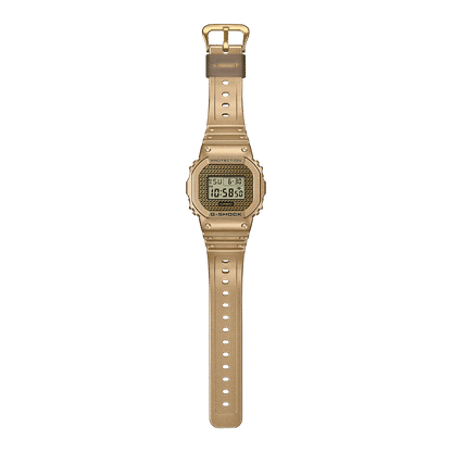 Goldfarbene G-SHOCK Armbanduhr mit Digital-Display am durchlöcherten Armband