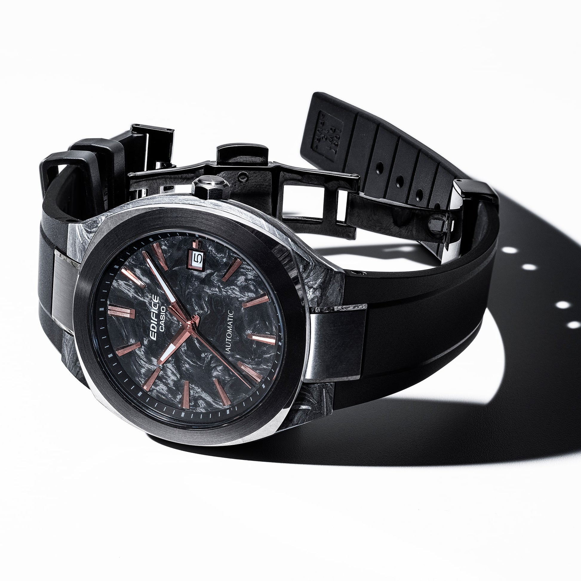 Casio Edifice Herrenarmbanduhr mit schwarzem Lederarmband, schwarzem Zifferblatt, sichtbarer Schließe