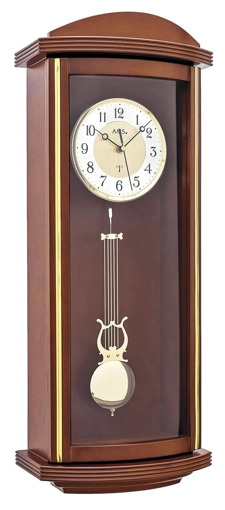 Wanduhr mit nussbaumfarbenem Holzgehäuse, rundem Zifferblatt und Pendel mit Westminster-Relief