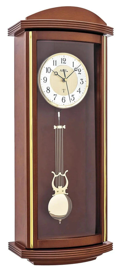 Wanduhr mit nussbaumfarbenem Holzgehäuse, rundem Zifferblatt und Pendel mit Westminster-Relief