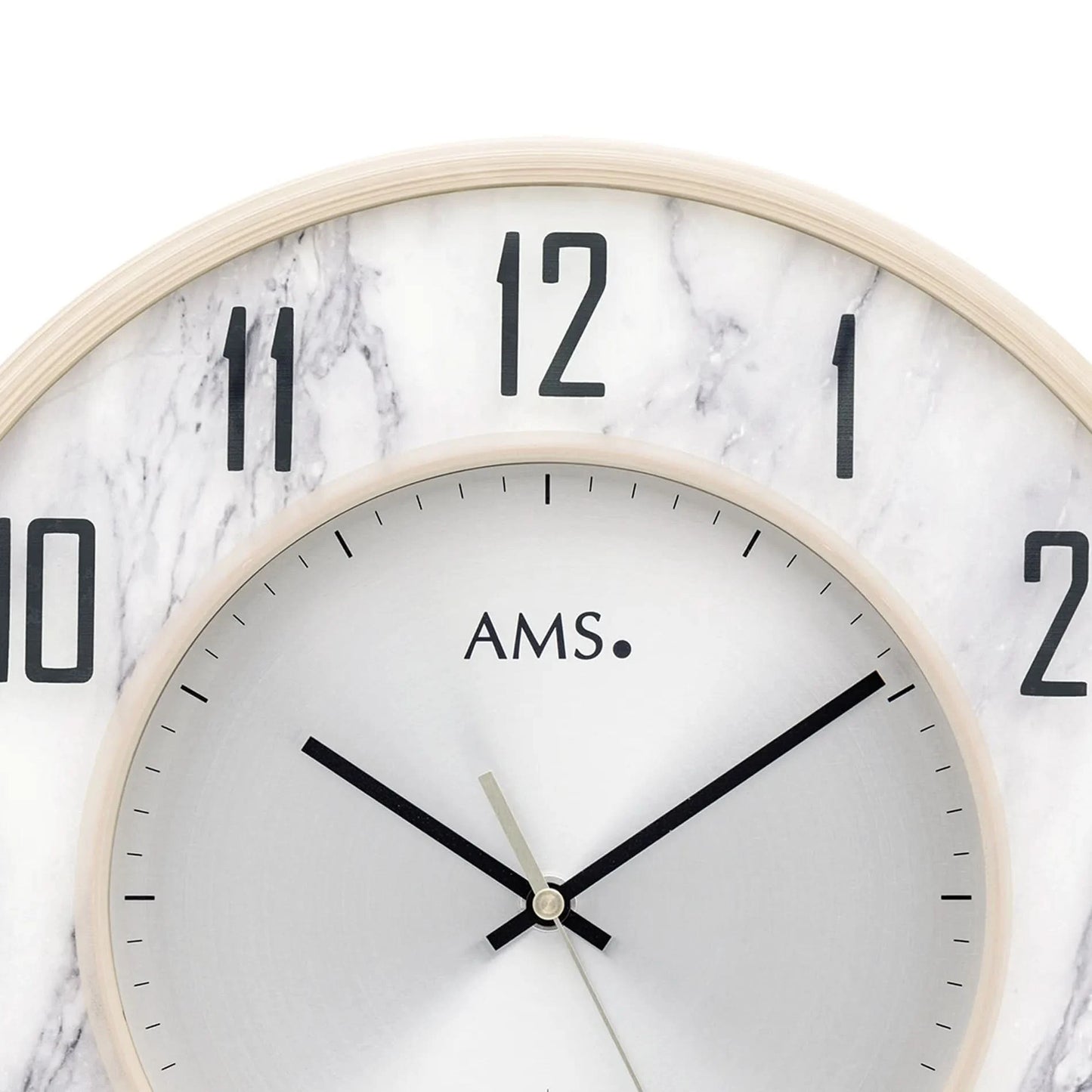 Wanduhr mit weißem Zifferblatt, Marmoroptik, beigem Rahmen, schwarzen Zeigern und AMS-Logo