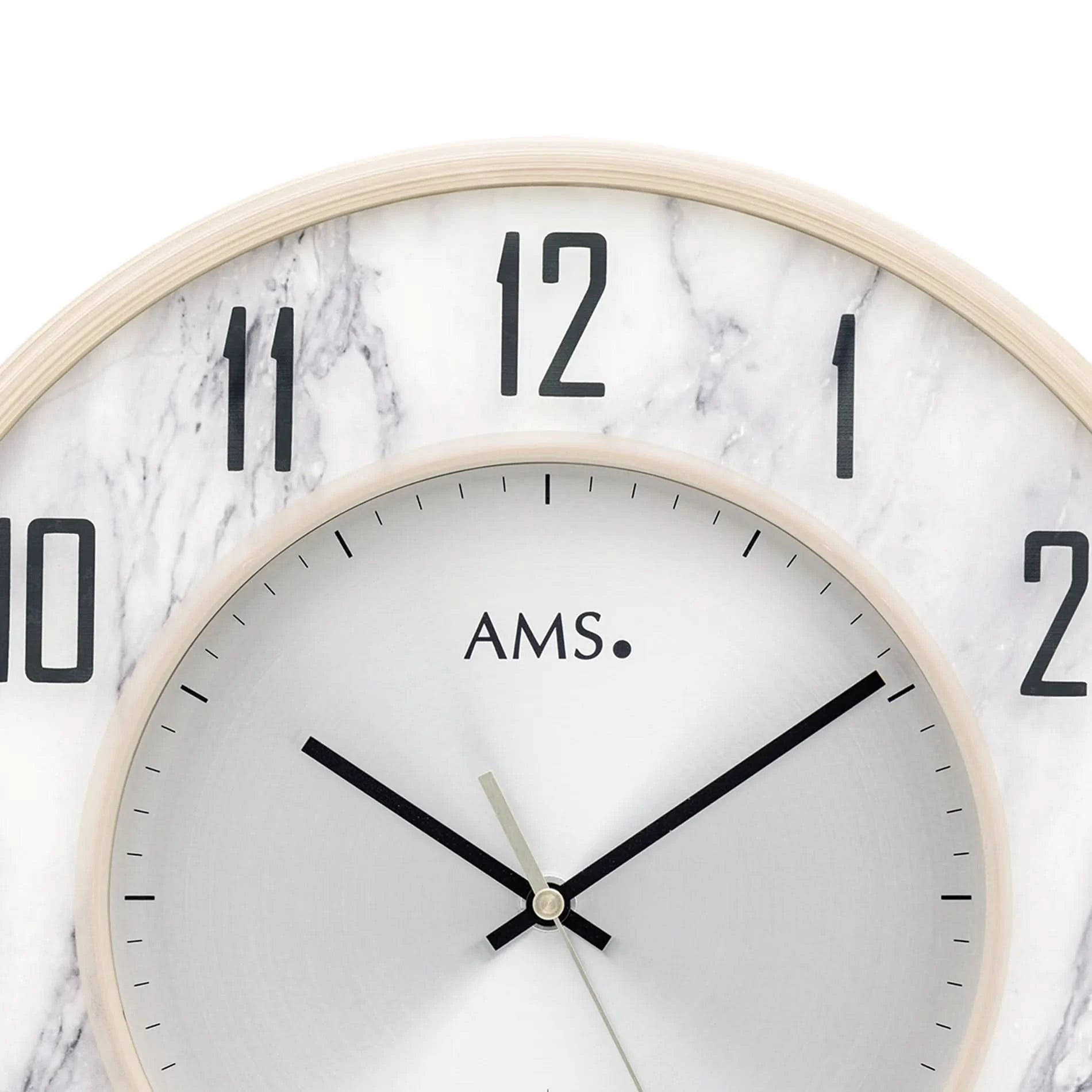 Wanduhr mit weißem Zifferblatt, Marmoroptik, beigem Rahmen, schwarzen Zeigern und AMS-Logo