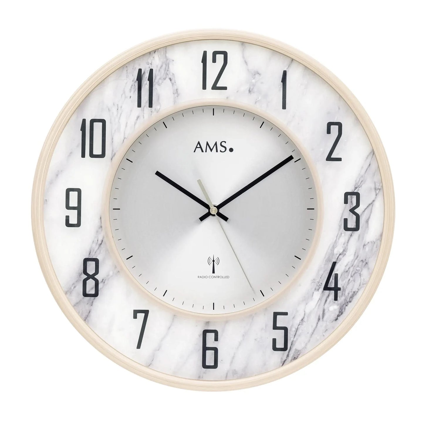 Wanduhr mit Marmoroptik, beigem Rahmen, schwarzen Ziffern und Zeigern, weißem Zifferblatt