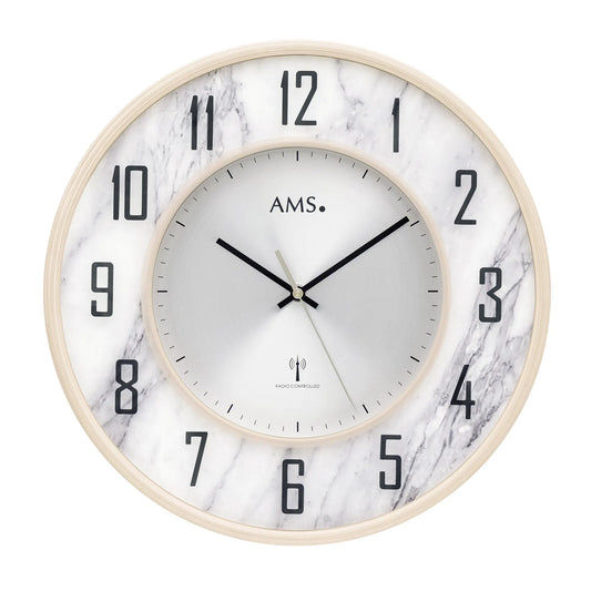 Wanduhr mit Marmoroptik, beigem Rahmen, schwarzen Ziffern und Zeigern, weißem Zifferblatt