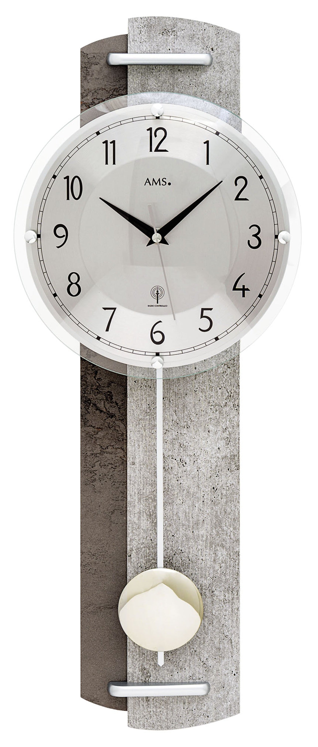 Wanduhr mit rundem Zifferblatt, Holzgehäuse in Steinoptik und Pendelkugel