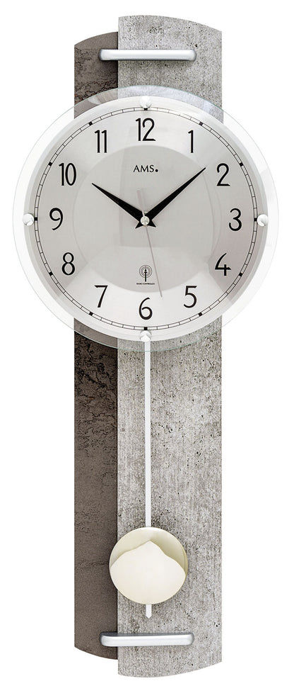 Wanduhr mit rundem Zifferblatt, Holzgehäuse in Steinoptik und Pendelkugel