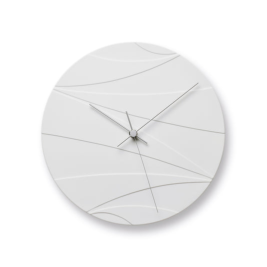 Weiße Wanduhr mit abstrakten Linien, schlanken Zeigern und runder Glasoptik