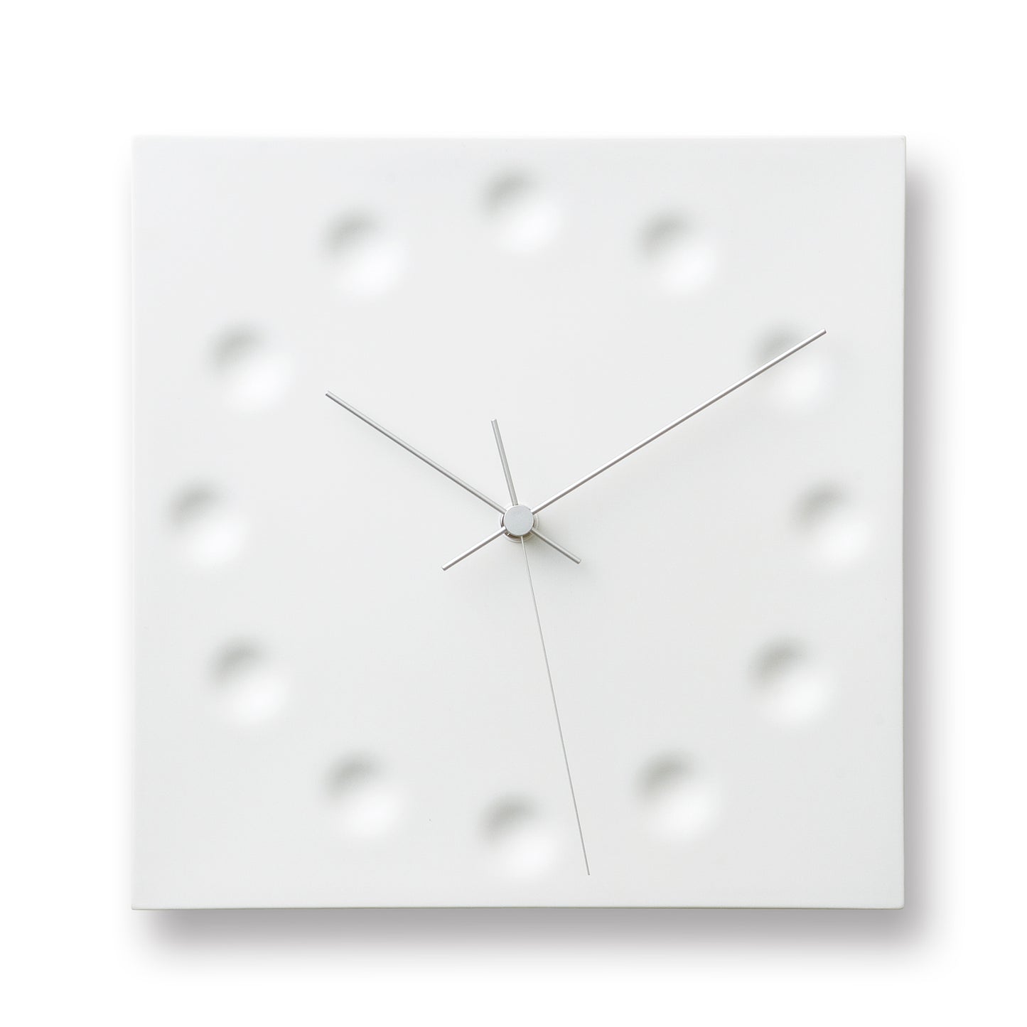 Weiße Wanduhr mit Metallzeigern und Ziffern-Punkten, quadratisches Gehäuse