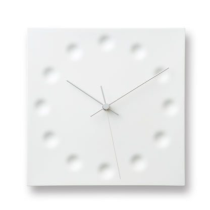 Weiße Wanduhr mit Metallzeigern und Ziffern-Punkten, quadratisches Gehäuse