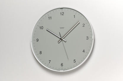Lemnos runde Wanduhr mit grauem Zifferblatt, schmalen Indexen und silbernen Zeigern