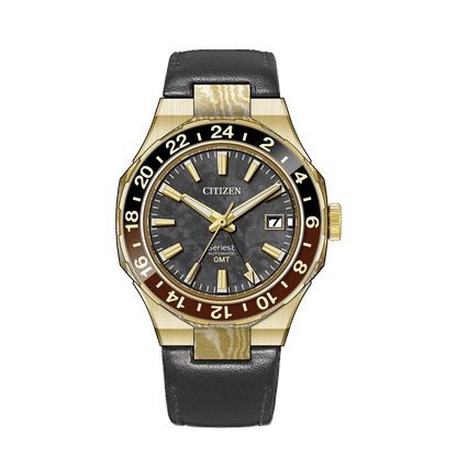 Armbanduhr: schwarzes Zifferblatt, goldfarbene Zeiger, rundes Gehäuse, schwarzes Lederband.