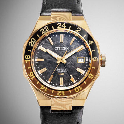 Armbanduhr front: schwarzes Zifferblatt mit goldenem Lünette-Design, schwarzes Lederband.