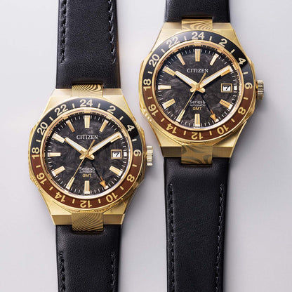 Zwei Armbanduhren nebeneinander: schwarzes Lederband, goldfarbenes Gehäuse, schwarzes Zifferblatt.