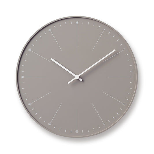Beige Wanduhr mit grauem Zifferblatt und schlichten silbernen Zeigern