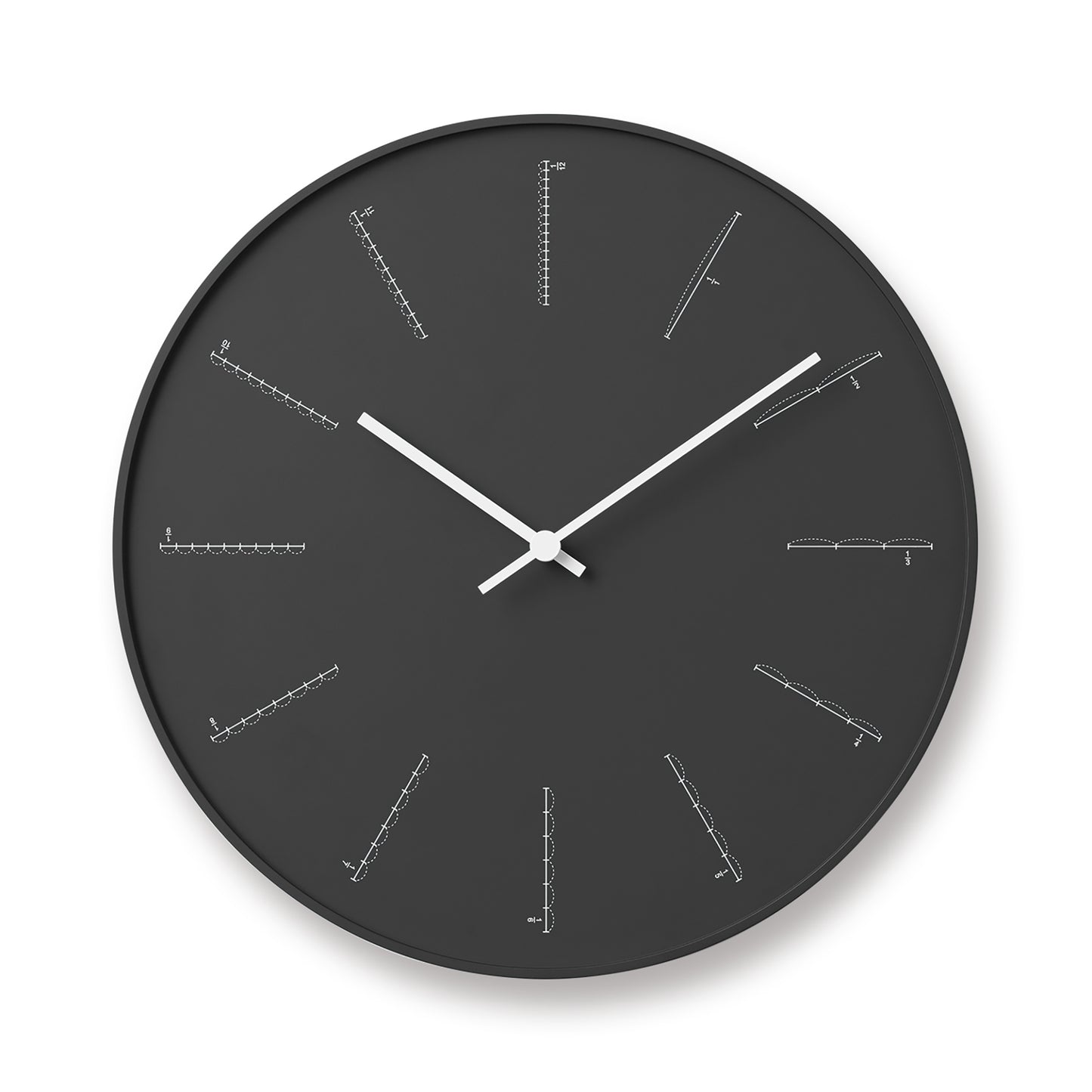 Schwarze Wanduhr mit Skalen ohne Ziffern, zwei Zeigern