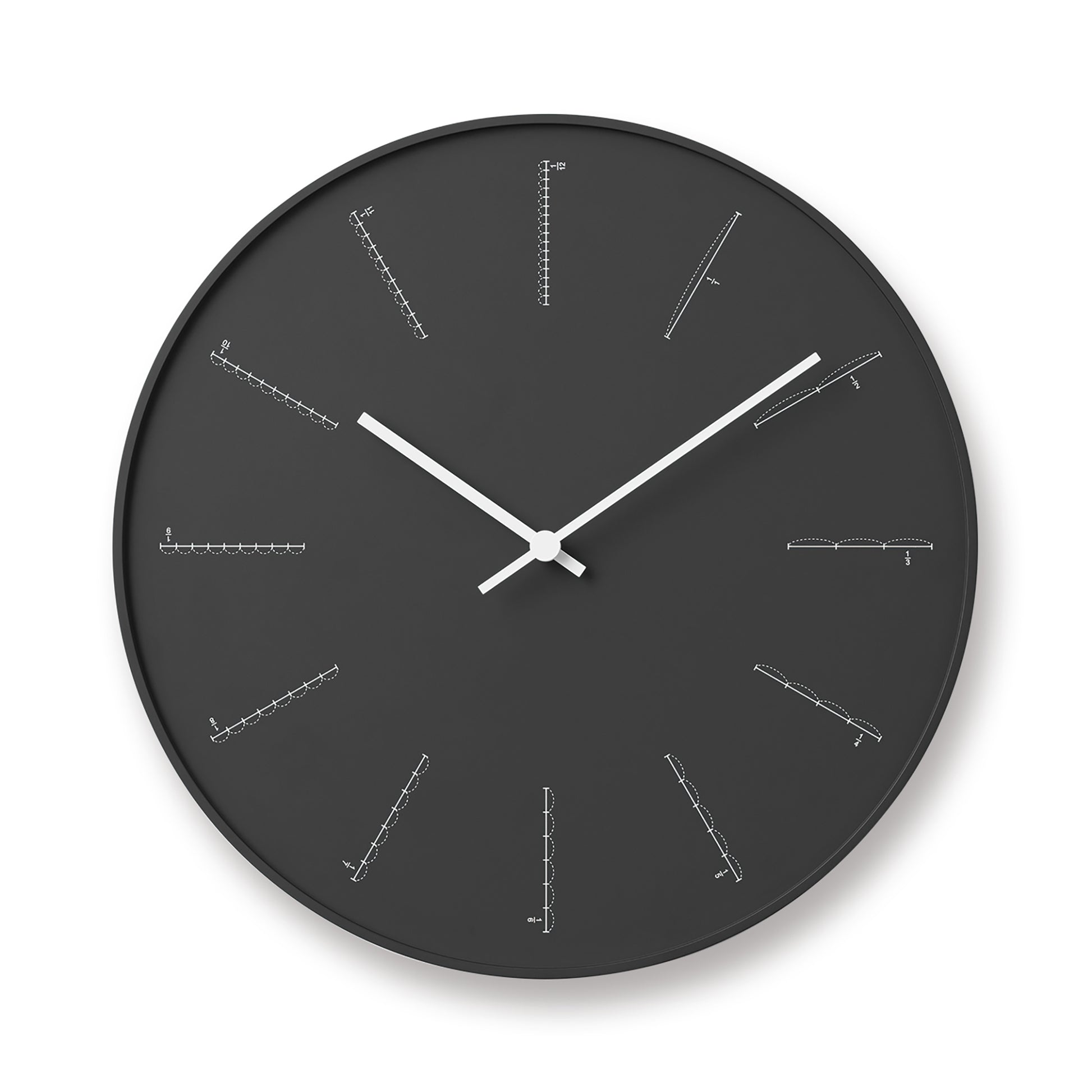 Schwarze Wanduhr mit Skalen ohne Ziffern, zwei Zeigern