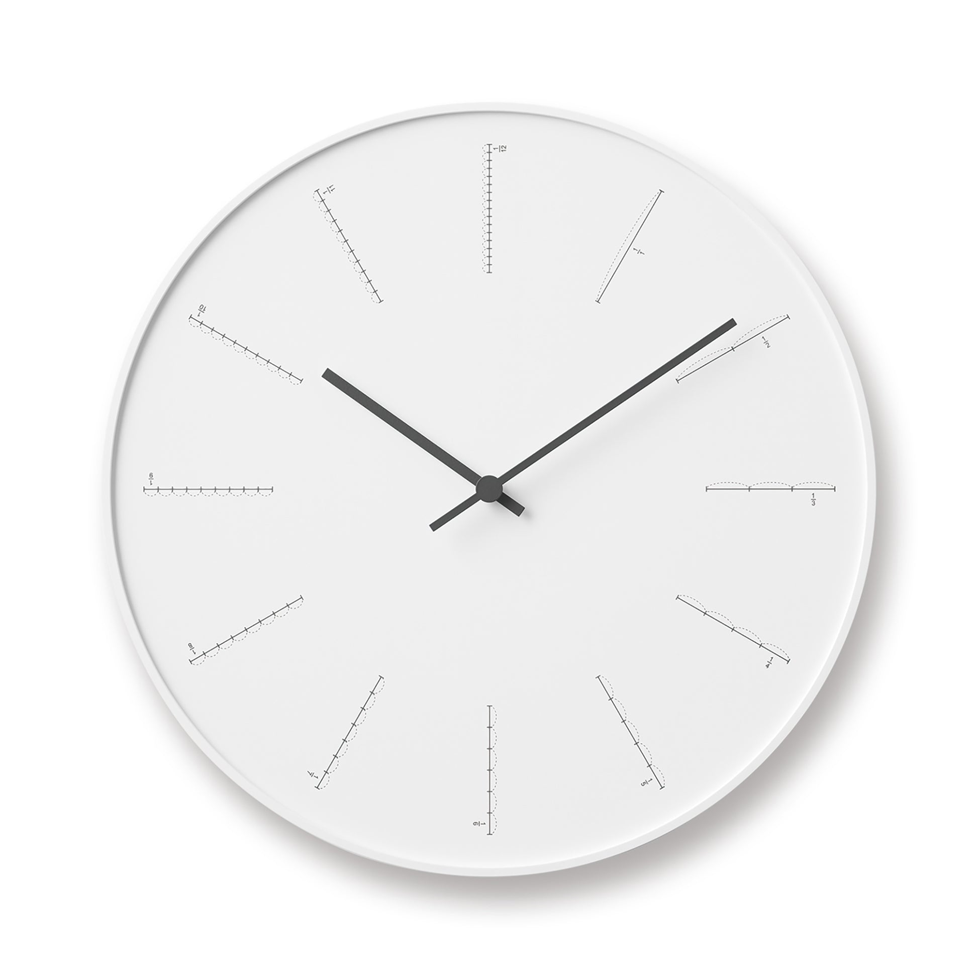Runde weiße Wanduhr mit schwarzen Zeigern und feinen Teilstrichen im Ziffernblatt