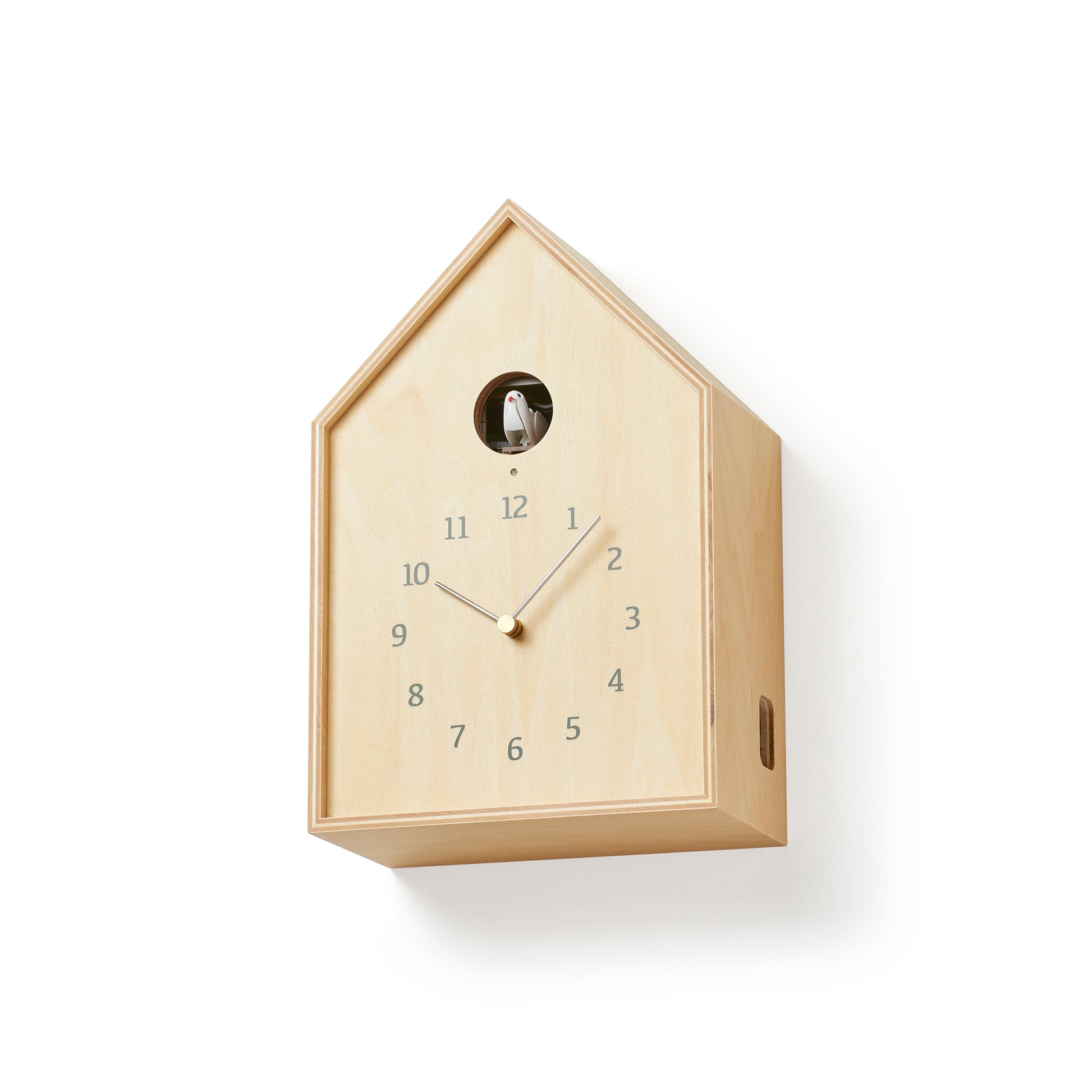 Vogelhäuschen-Wanduhr aus hellem Naturholz, schräger Blick auf Zifferblatt und rundes Fenster