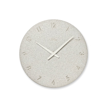 Runde Wanduhr mit gesprenkeltem hellgrauem Zifferblatt, goldfarbene Zahlen, weiße Zeiger