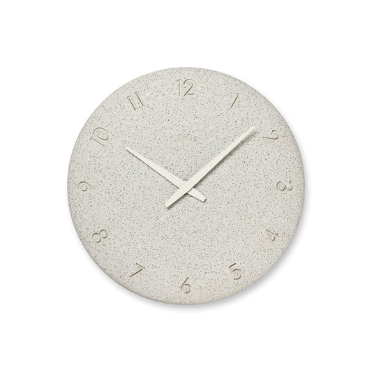 Runde Wanduhr mit gesprenkeltem hellgrauem Zifferblatt, goldfarbene Zahlen, weiße Zeiger