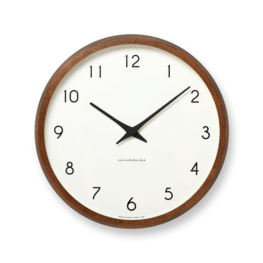 Braune Wanduhr mit rundem Holzrahmen, weißem Zifferblatt und schwarzen Zeigern