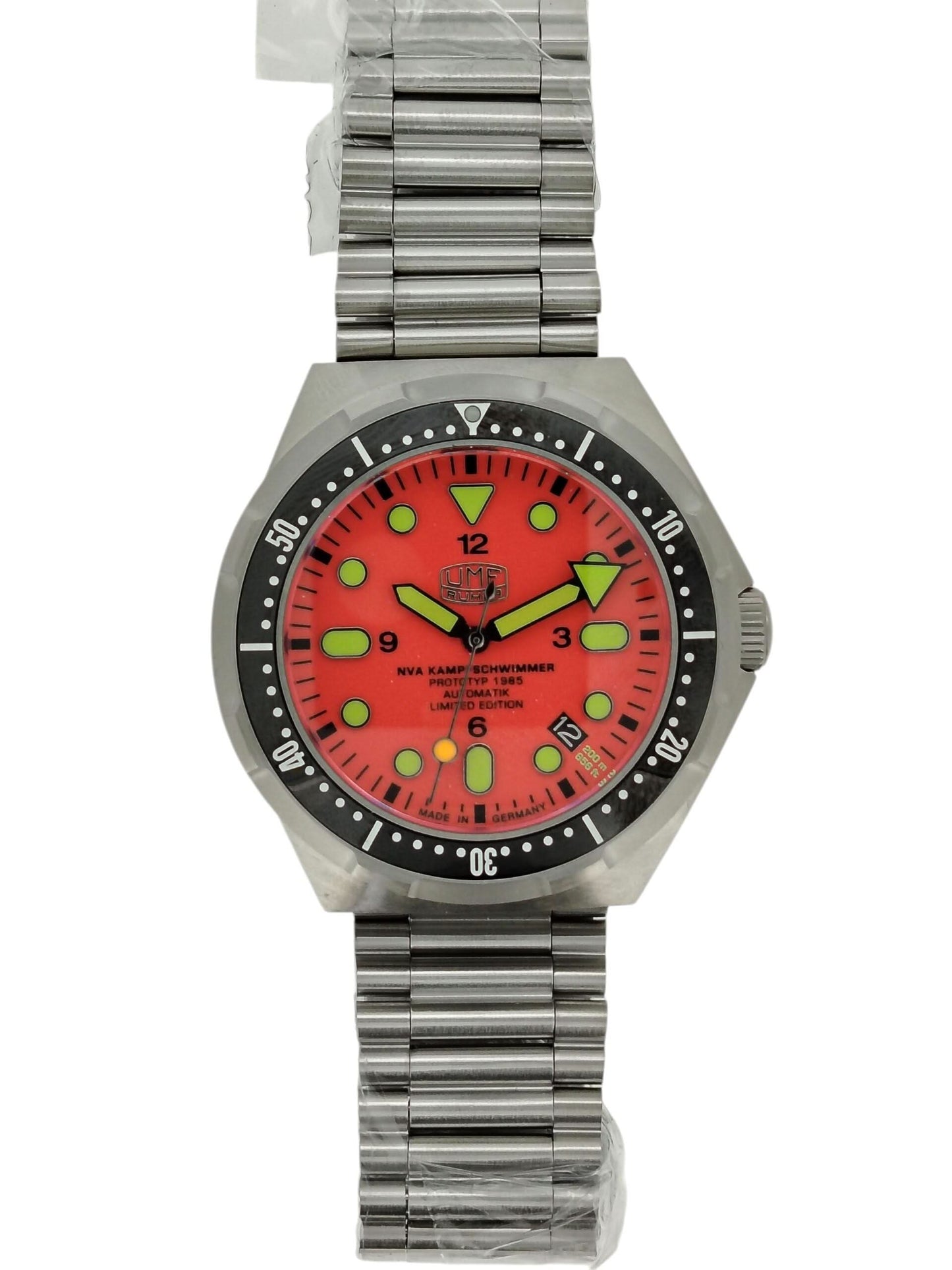 Herrenuhr mit Stahlgehäuse, Edelstahlarmband, rotem Zifferblatt und grünen Ziffern
