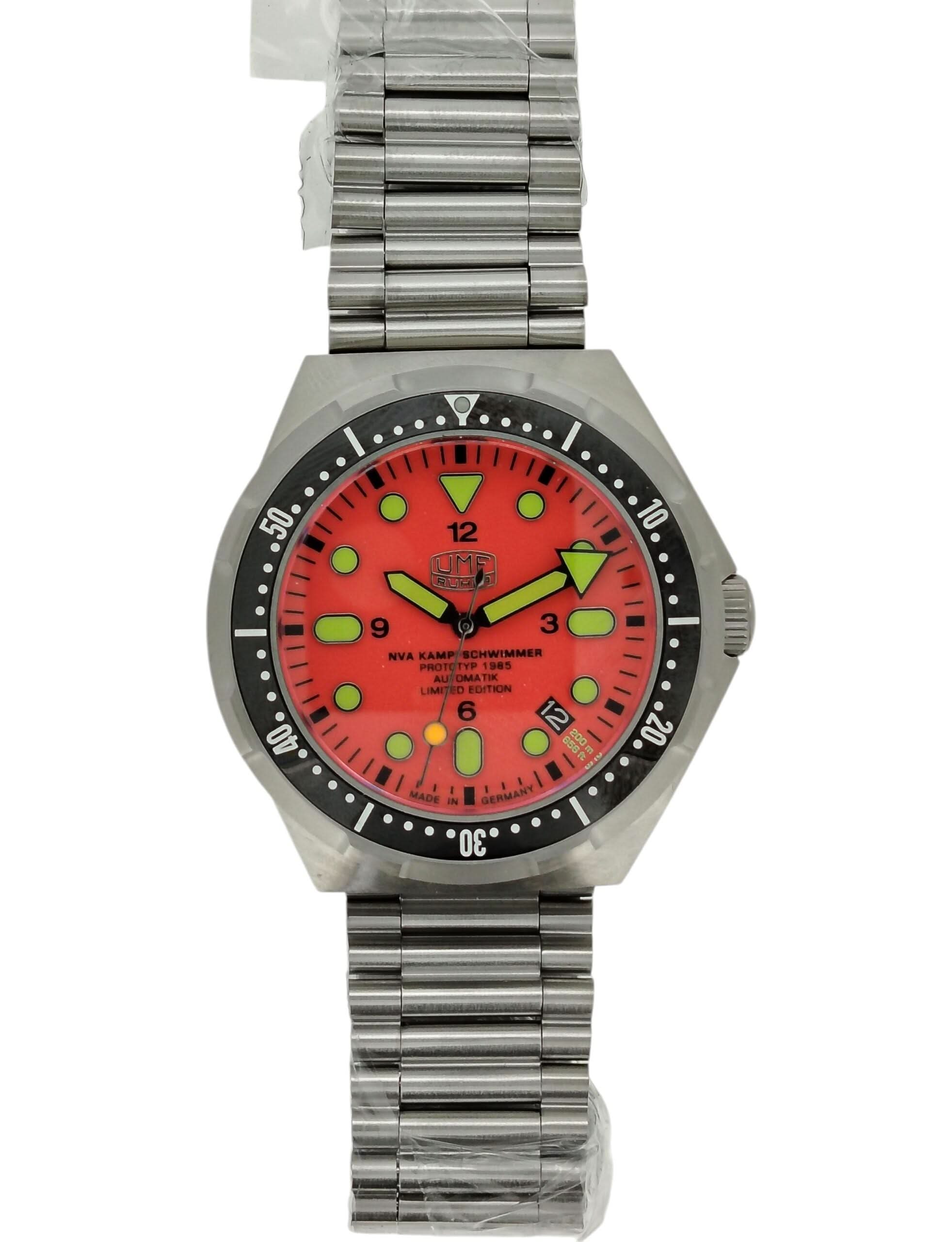 Herrenuhr mit Stahlgehäuse, Edelstahlarmband, rotem Zifferblatt und grünen Ziffern