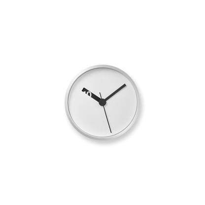 Weiße runde Wanduhr mit schwarzen Zeigern und schlichter Minutenskala, silberner Rand.