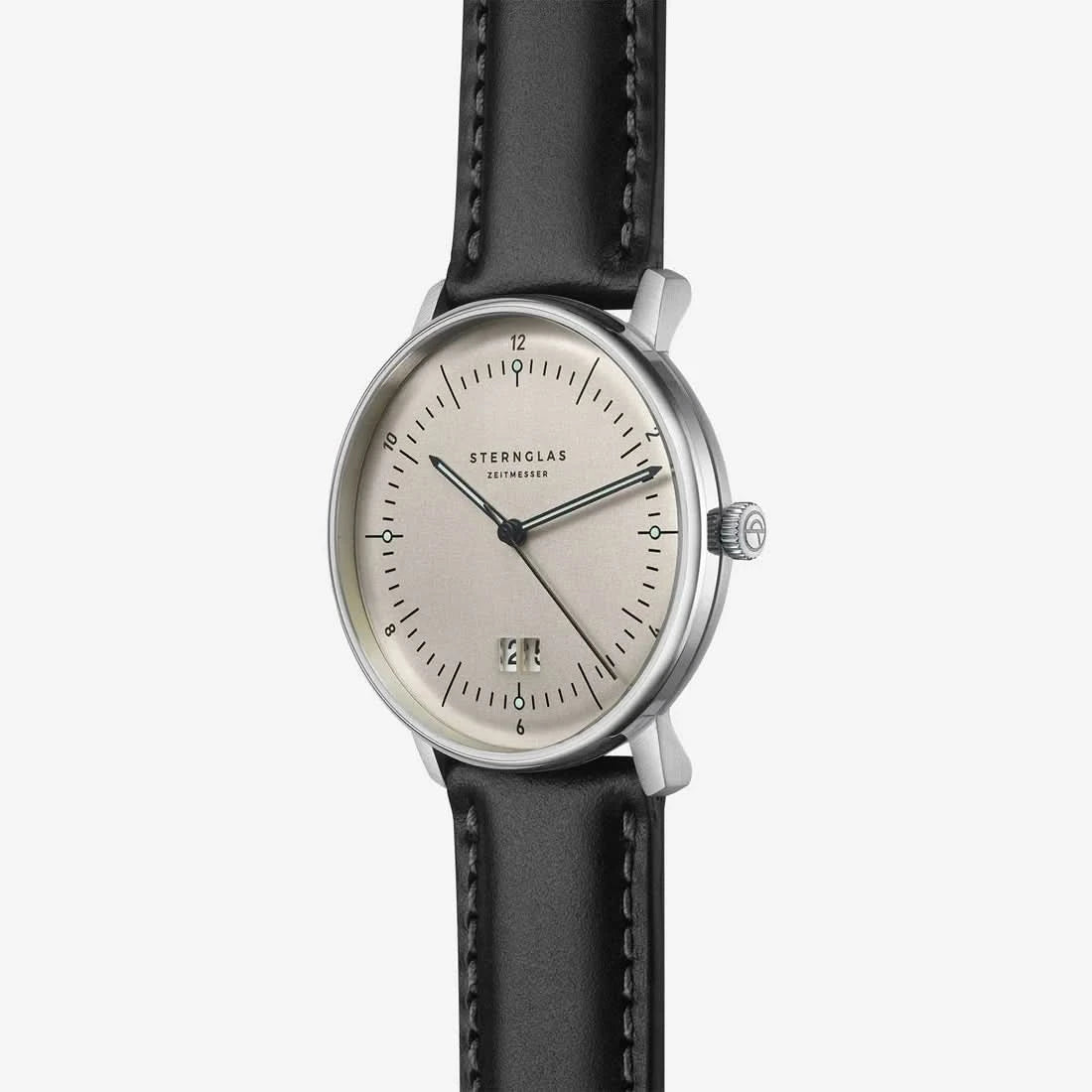 Herrenarmbanduhr von vorn: beiges Zifferblatt mit Stundenskala, schwarzes Lederband.