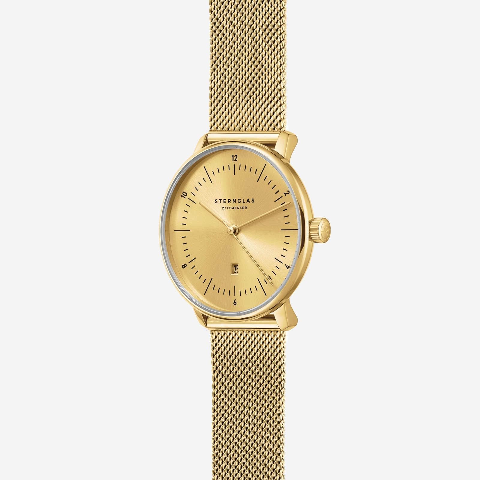 Damenuhr im Profil mit goldfarbenem Mesh-Armband und hellbeigem runden Zifferblatt
