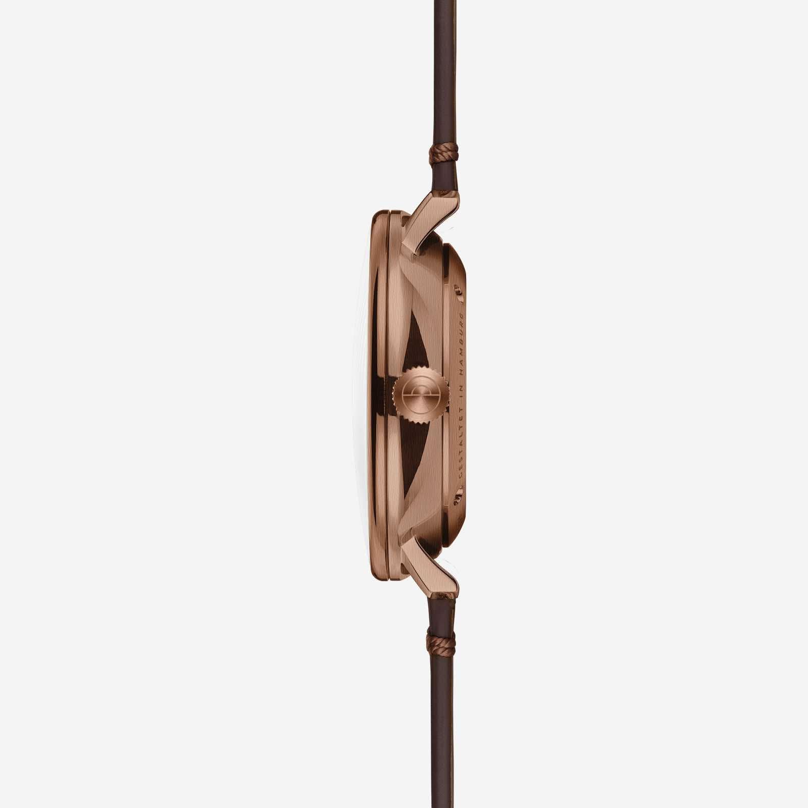 Herrenuhr in Seitenansicht: roségoldfarbenes Gehäuse und braunes Lederarmband.