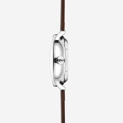 Herrenuhr im Seitenprofil: rundes Edelstahlgehäuse, Krone und braunes Lederarmband