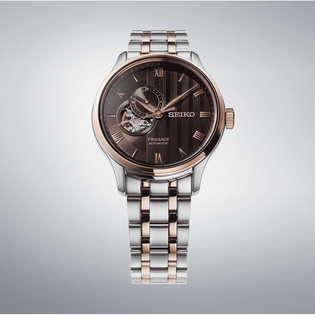 Herrenuhr mit dunkelbraunem Zifferblatt, goldfarbenem Zeiger-Detail und zweifarbigem Armband