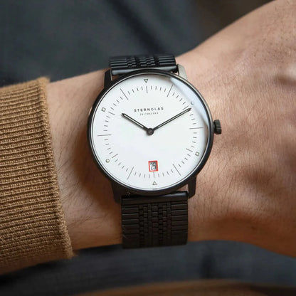 Herrenuhr mit schwarzem Metallarmband und weißem Zifferblatt, schlanke Stabindizes