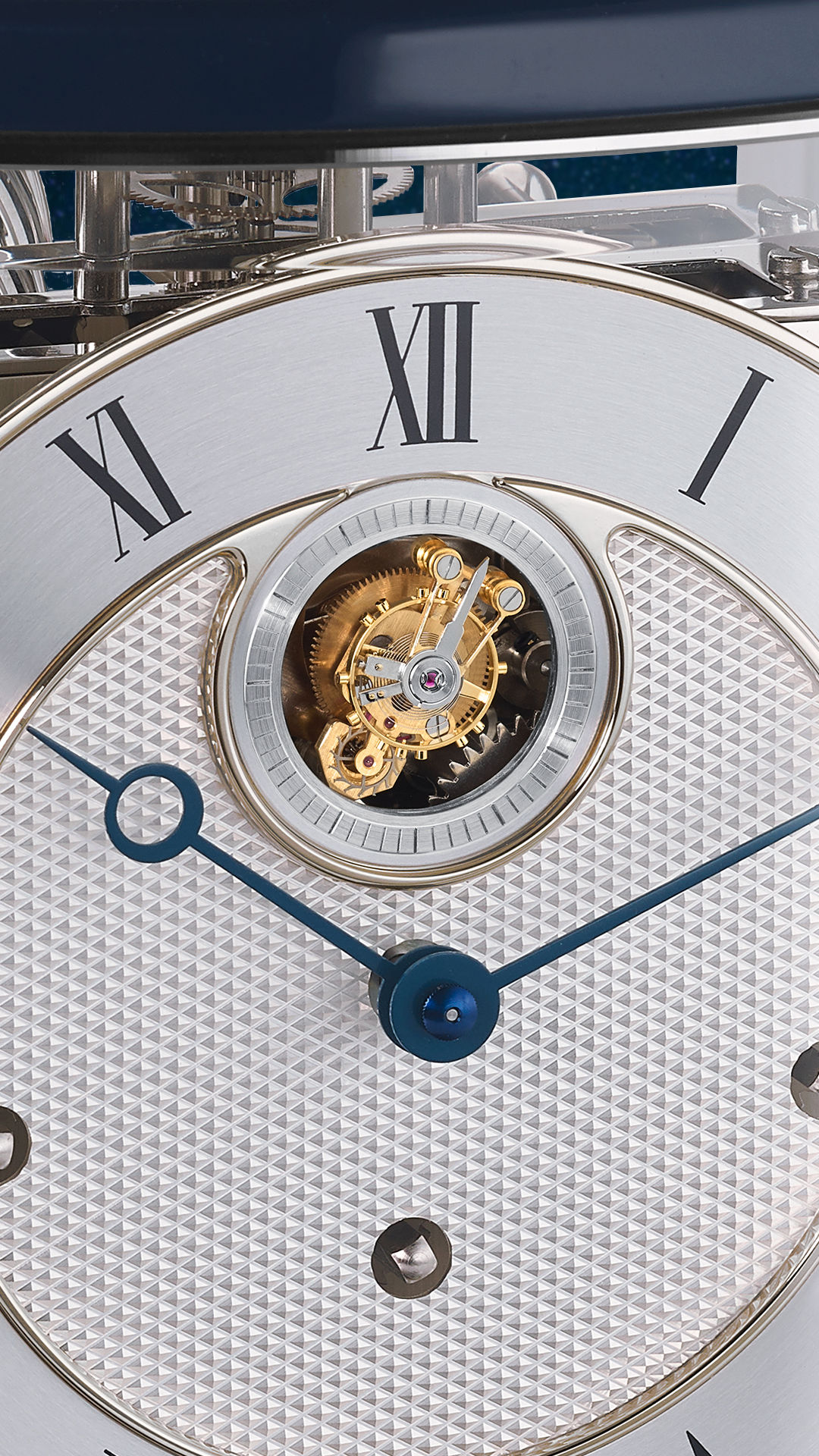 Detailansicht des Tourbillon-Zifferblatts mit goldenem Werk und blauen Zeigern