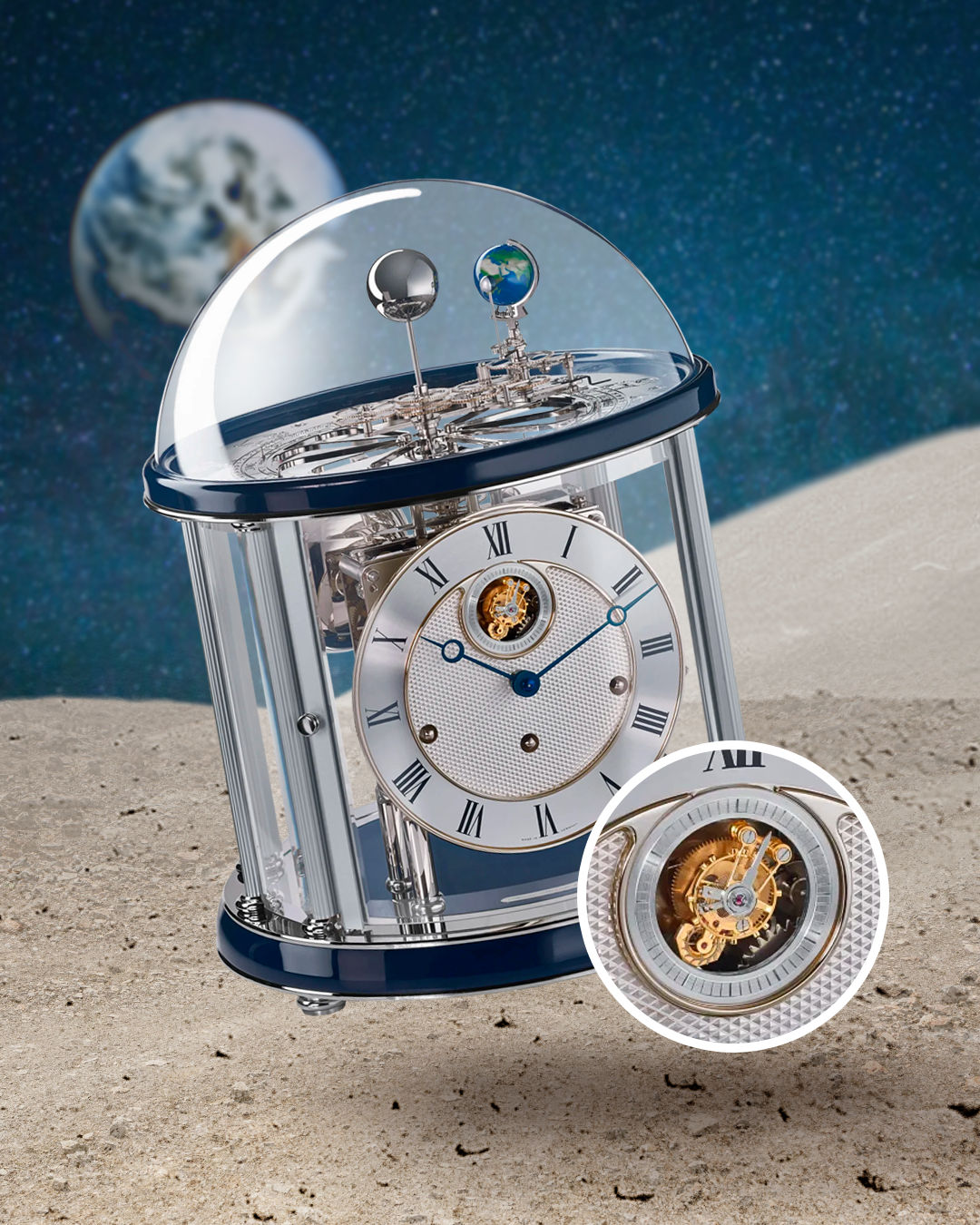 Tourbillon-Uhr unter Glasdom auf Sockel, silbernes Metall, blaues Zifferblattumfeld