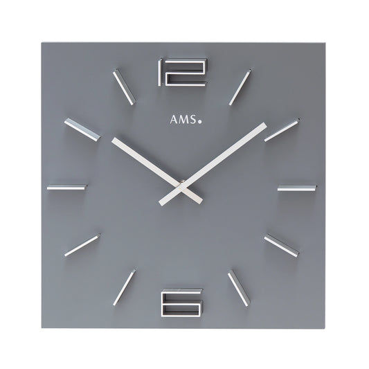 Wanduhr mit blauem Zifferblatt, weißen Metallstrichen und silbernen Zeigern, AMS-Logo