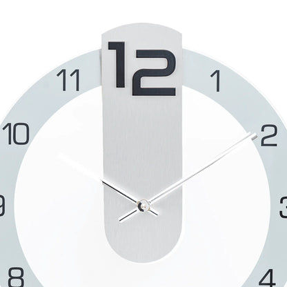 Funk-Wanduhr mit weißem Ziffernblatt, hellblauem Ring, schwarzen 12 und Zeigern