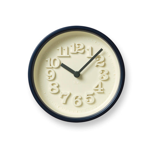 Runde Wanduhr mit blauem Rahmen, cremefarbenem Zifferblatt und schwarzen Zeigern